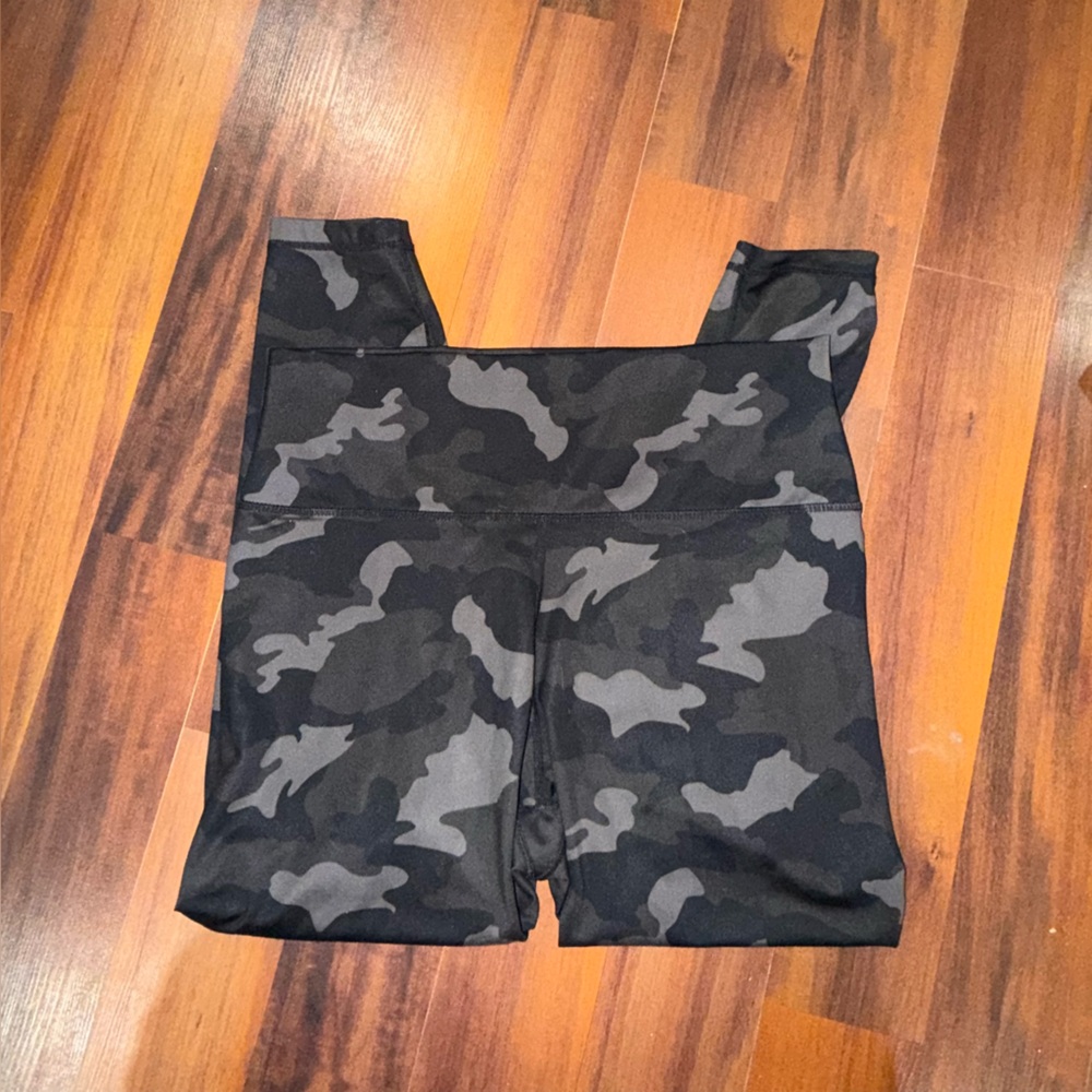 Velocity Black and Gray Camouflage workout Leggings Size Extra Large